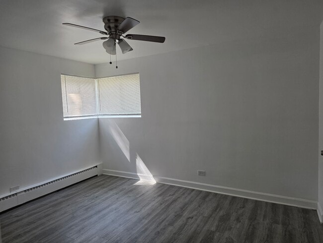 Building Photo - 14605 Des Plaines St
