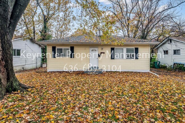 Foto del edificio - COMING SOON - Charming 3-Bedroom Home with Spacious Yard in North St. Louis County