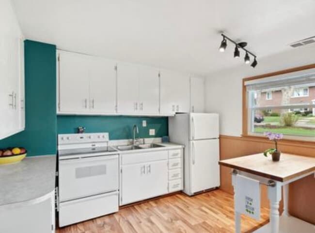 Kitchen - 5105 Wallace Ave