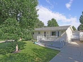 Building Photo - 2911 Vermillion Dr