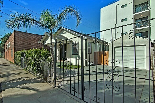 Building Photo - 6113 Vesper Ave