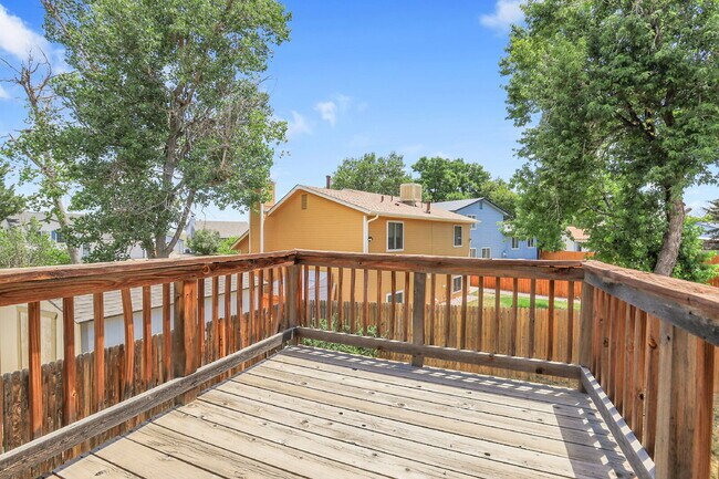 Foto del edificio - $2,720.95 - 4 bed, 2 bath, located in Aurora with attached Garage and In Unit Washer and Dryer!