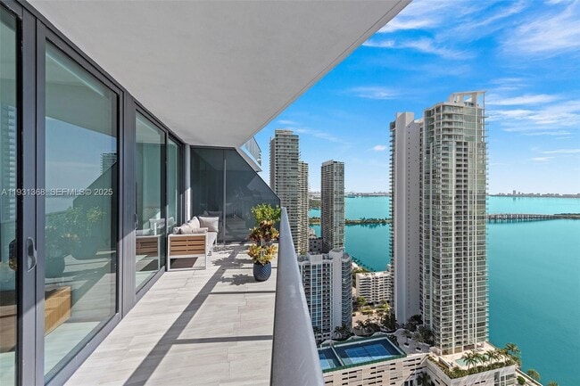 Foto del edificio - 460 NE 28th St