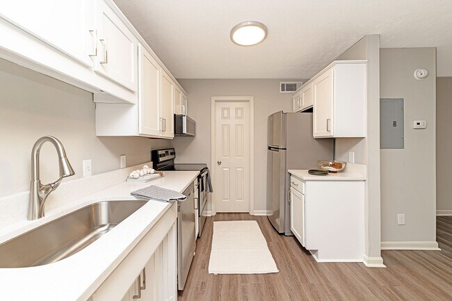 Cocina con encimeras de cuarzo, electrodomésticos de acero inoxidable y gabinetes modernos. - Vetra Providence