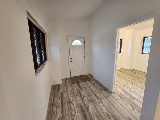 Building Photo - 701 W Lakeshore Dr