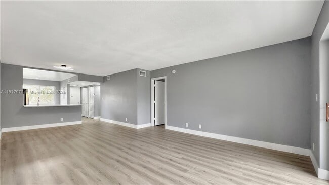 Building Photo - 3571 Inverrary Dr
