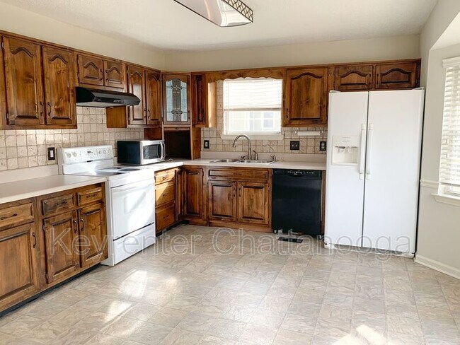 Building Photo - 6913 Benwood Dr