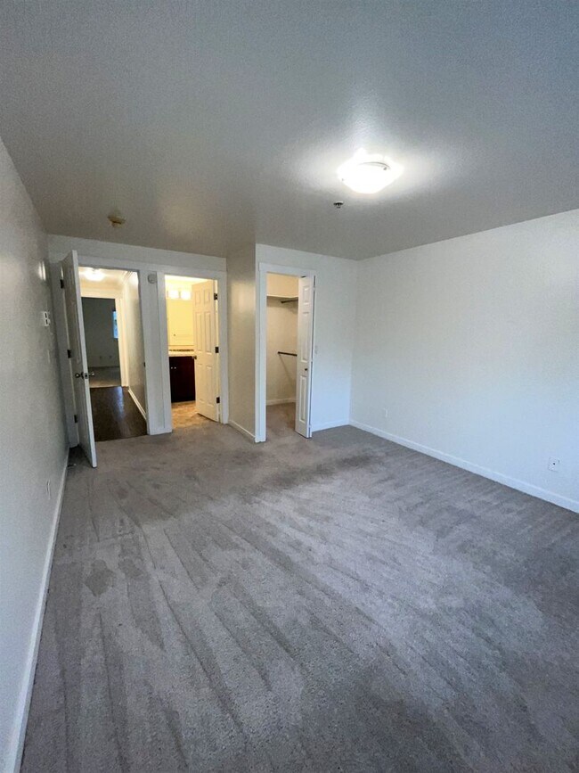 Building Photo - 039 - 2 bed, 2 bath condo minutes from Red...