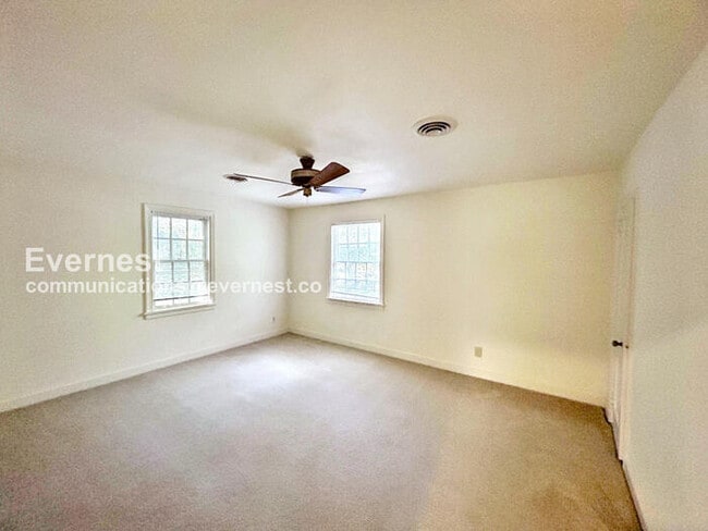 Building Photo - 508 Newport Ave