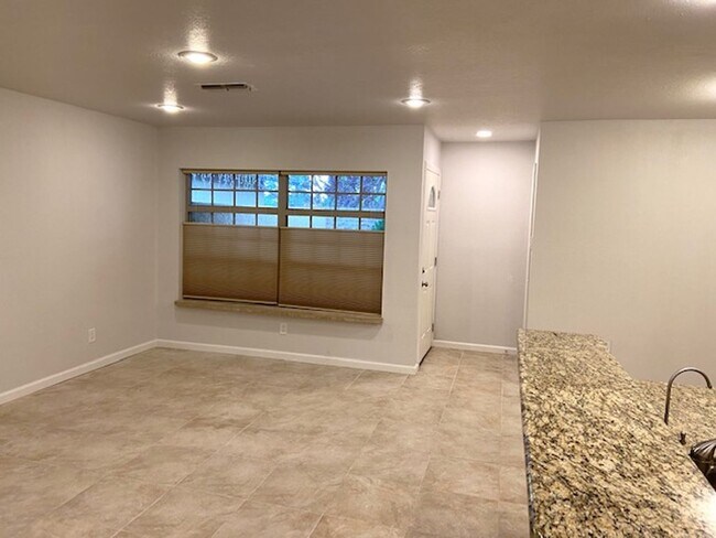 Foto del edificio - Up scale town home with high-end finishes.