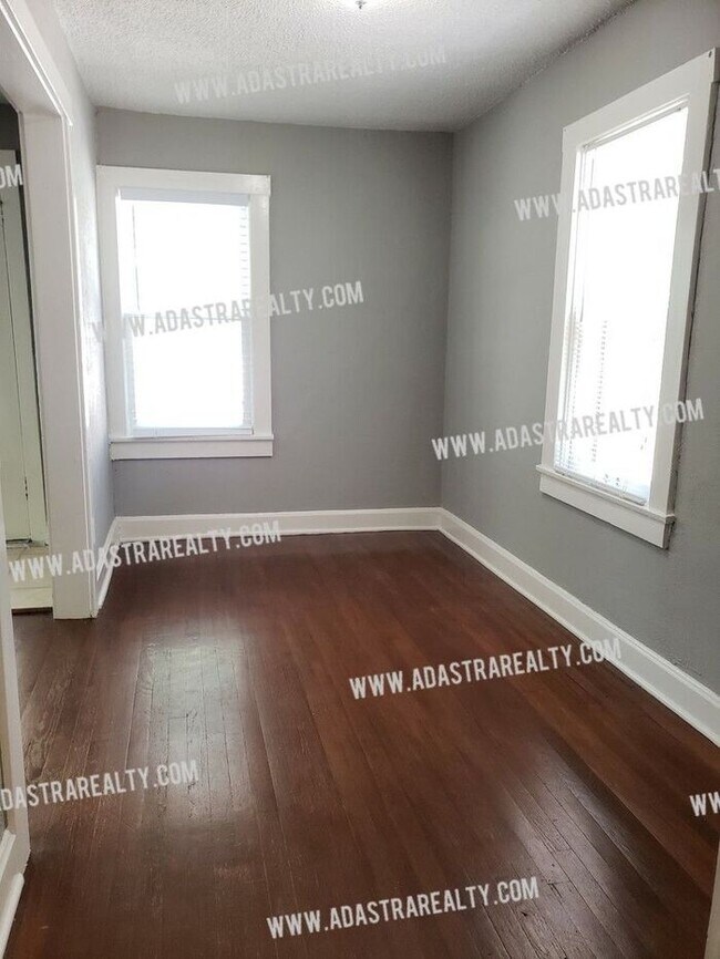 CUTE WALDO HOUSE!!Showing NOW!! House for Rent in Kansas City, MO