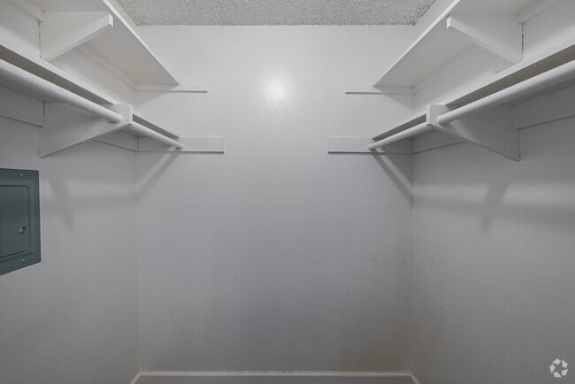 2 habitaciones, 1 baño - 1150 pies cuadrados - Armario - Camelot Apartments