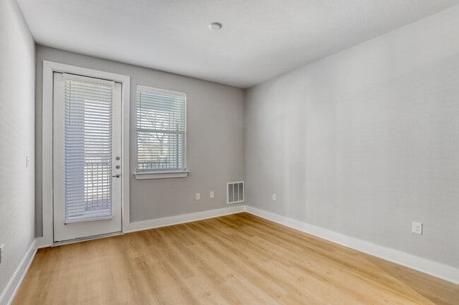 Building Photo - Red Oaks