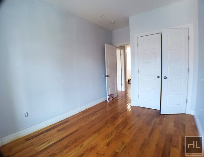 Building Photo - Large Sunny Four-Bedroom apartment with Sp...