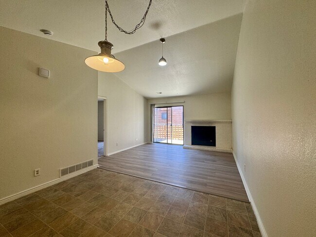 Building Photo - Spacious 2 Bed 2 Bath Condo in Aurora! Across from Community Pool!!