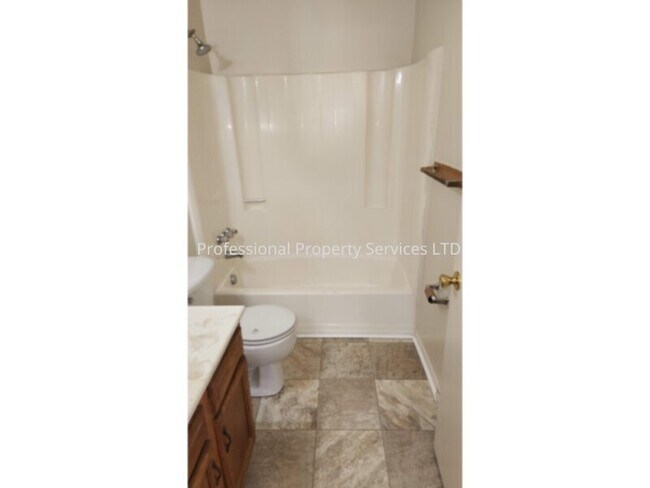 Foto del edificio - Spacious 2-Bedroom, 1-Bath Duplex  Second Floor