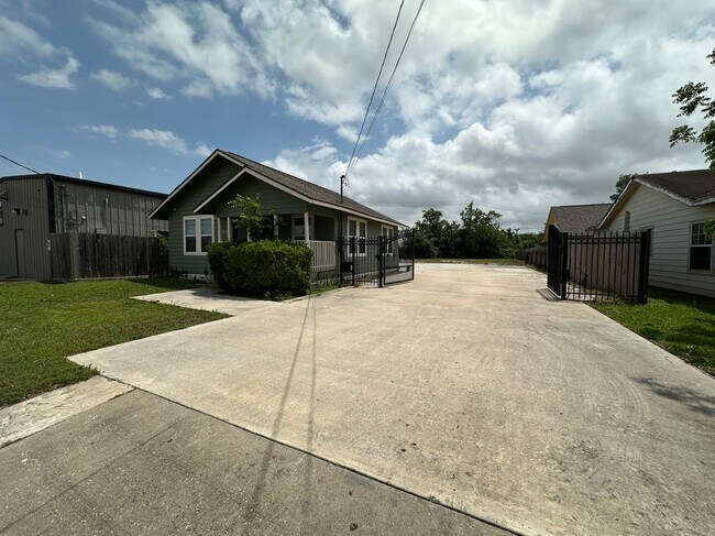 Foto del edificio - 2405 Randolph Rd