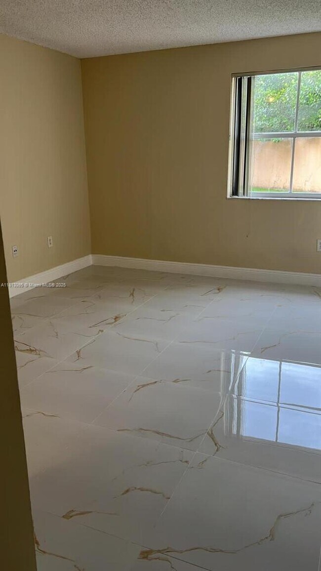 Foto del edificio - 6284 NW 186th St