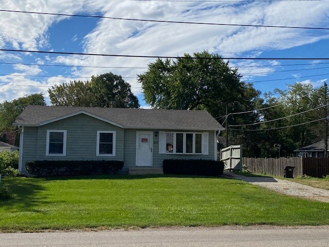 3 Bedroom -2 Bath Bright Sunny Home - 205 W Burnett Rd