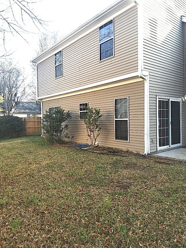 Foto del edificio - 8514 Falling Leaf Ln