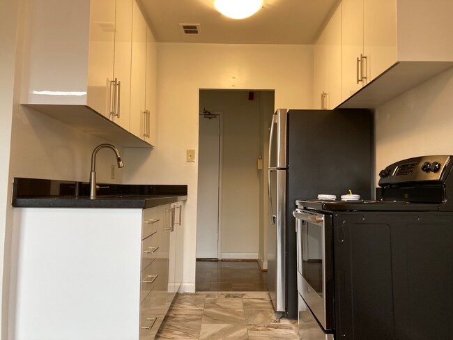 Building Photo - 657 Balliol