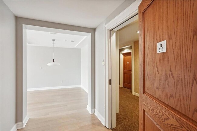 Foto del edificio - 250 Park Ave W NW