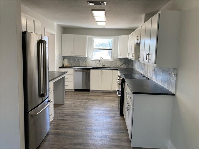 Foto del edificio - 7409 McGregor Ln