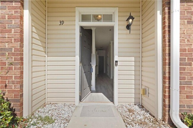 Building Photo - Spacious 3-Bedroom Townhouse in Prime Savannah Location, Move-in Special: FREE RENT for December!!