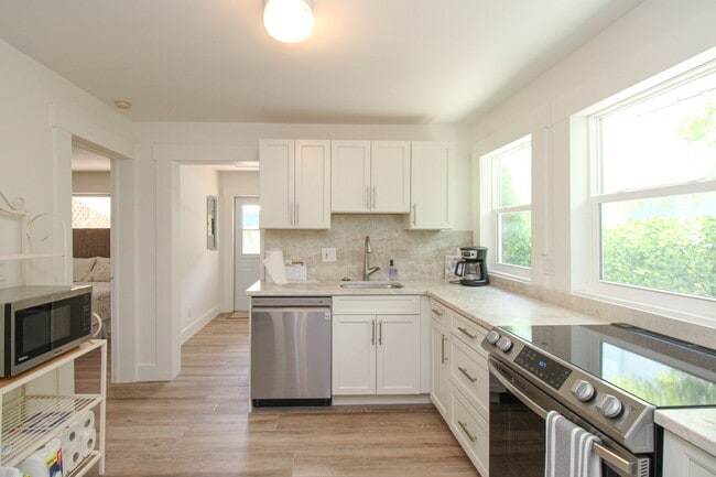 Building Photo - ** GORDON DRIVE FULLY REMODELED COTTAGE FO...