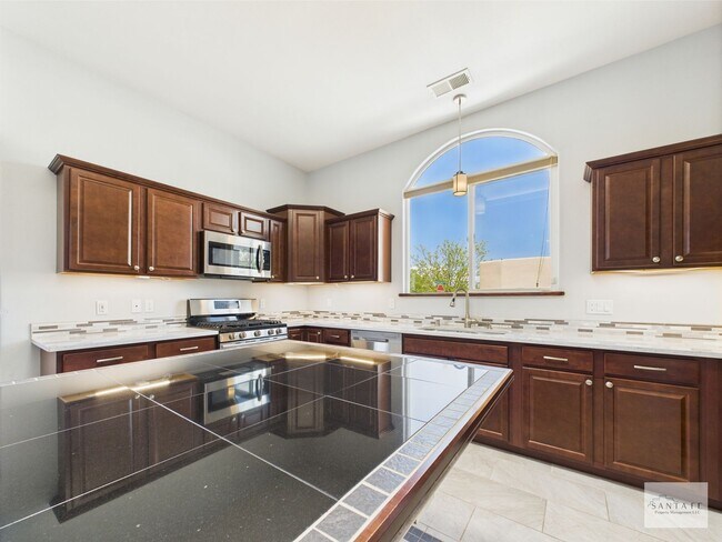 Foto del edificio - Bright & Airy | Spacious Kitchen, A/C & Ga...