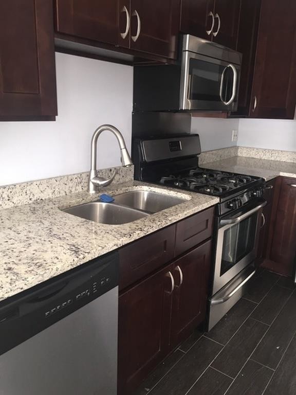 Quartz Countertops - 3718 W Fullerton