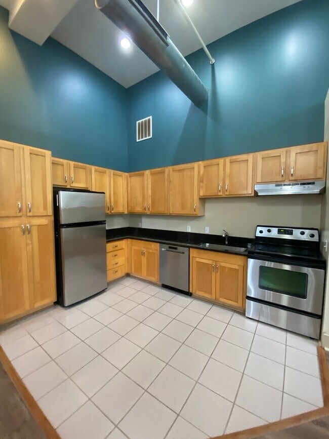 Building Photo - 1st Floor 1Bed/1Bath ALL Electric with W/D...