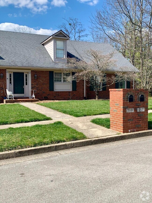 Southern Heights Apartments for Rent with Hardwood Floors Lexington