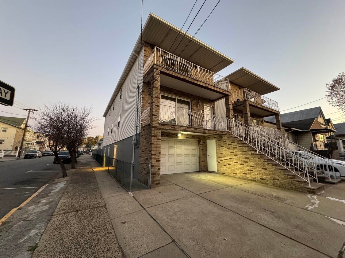 Primary Photo - 4414 Liberty Ave