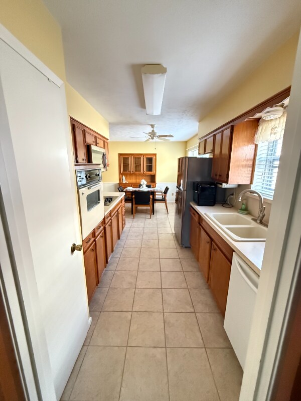 Foto del edificio - 2420 Pinehurst Ln