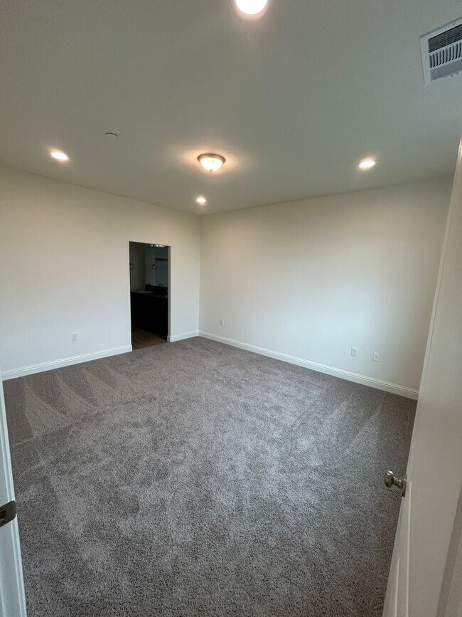 Foto del edificio - Northwest Visalia! Don't miss this beauty! Spacious and open 4 bedroom 2 bath!