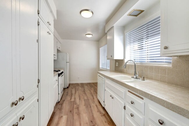 Building Photo - 1306 Armacost Ave
