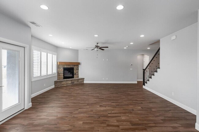 Foto del edificio - Spacious Living in this 5 Bedroom Home!