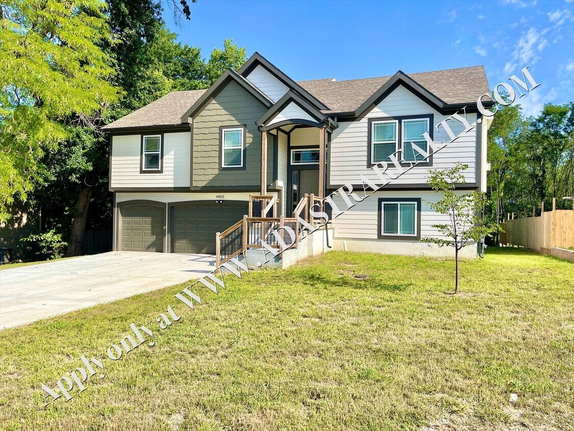 Foto principal - Beautiful Home in Independence-Coming SOON!!