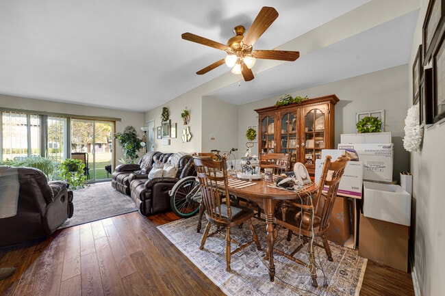 Foto del edificio - 9381 Bay Colony Dr