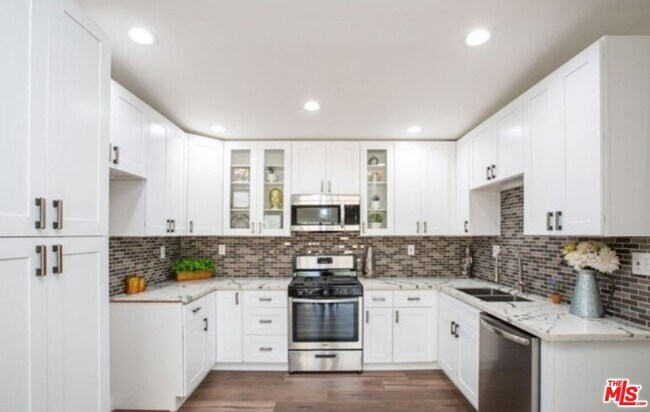 Foto del edificio - 526 W Ash Ave