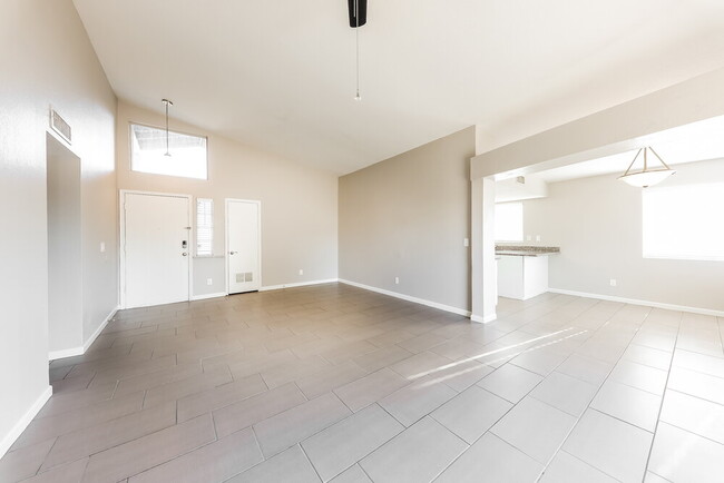 Foto del edificio - 7643 W Desert Cove Ave