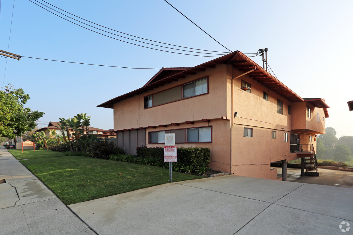 Building Photo - Mountain View Townhouse Apts