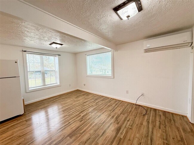 Building Photo - 232 S Tesch St