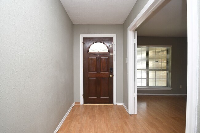 Building Photo - 510 Chambly Dr