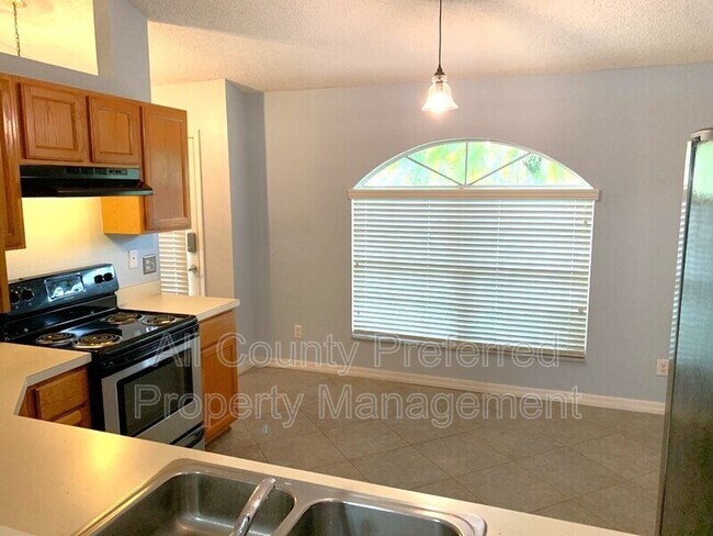 Building Photo - 851 Tiffany Pl