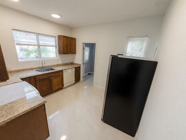 Foto del edificio - 1154 W 25th St