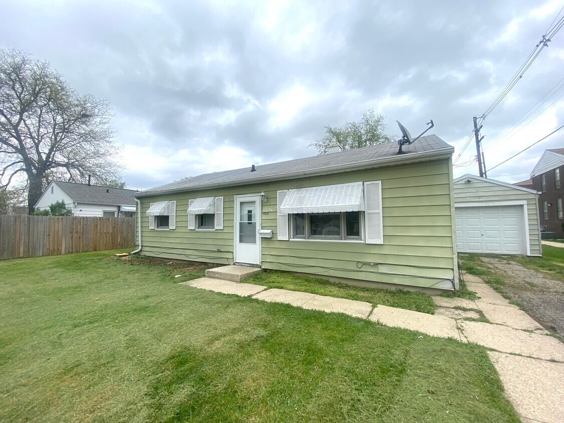 Primary Photo - 3 bedroom/1 bath Home Available Now in Peo...