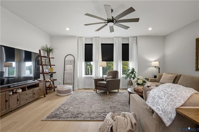 Foto del edificio - Like new 3 level townhome with garage convenient to Hancock Village