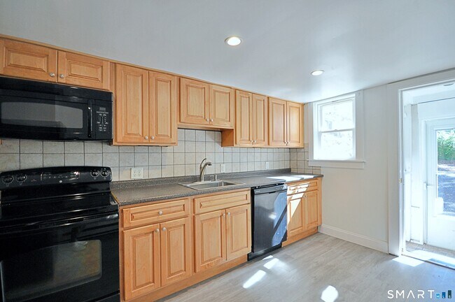 Foto del edificio - 10 Old Hawleyville Rd